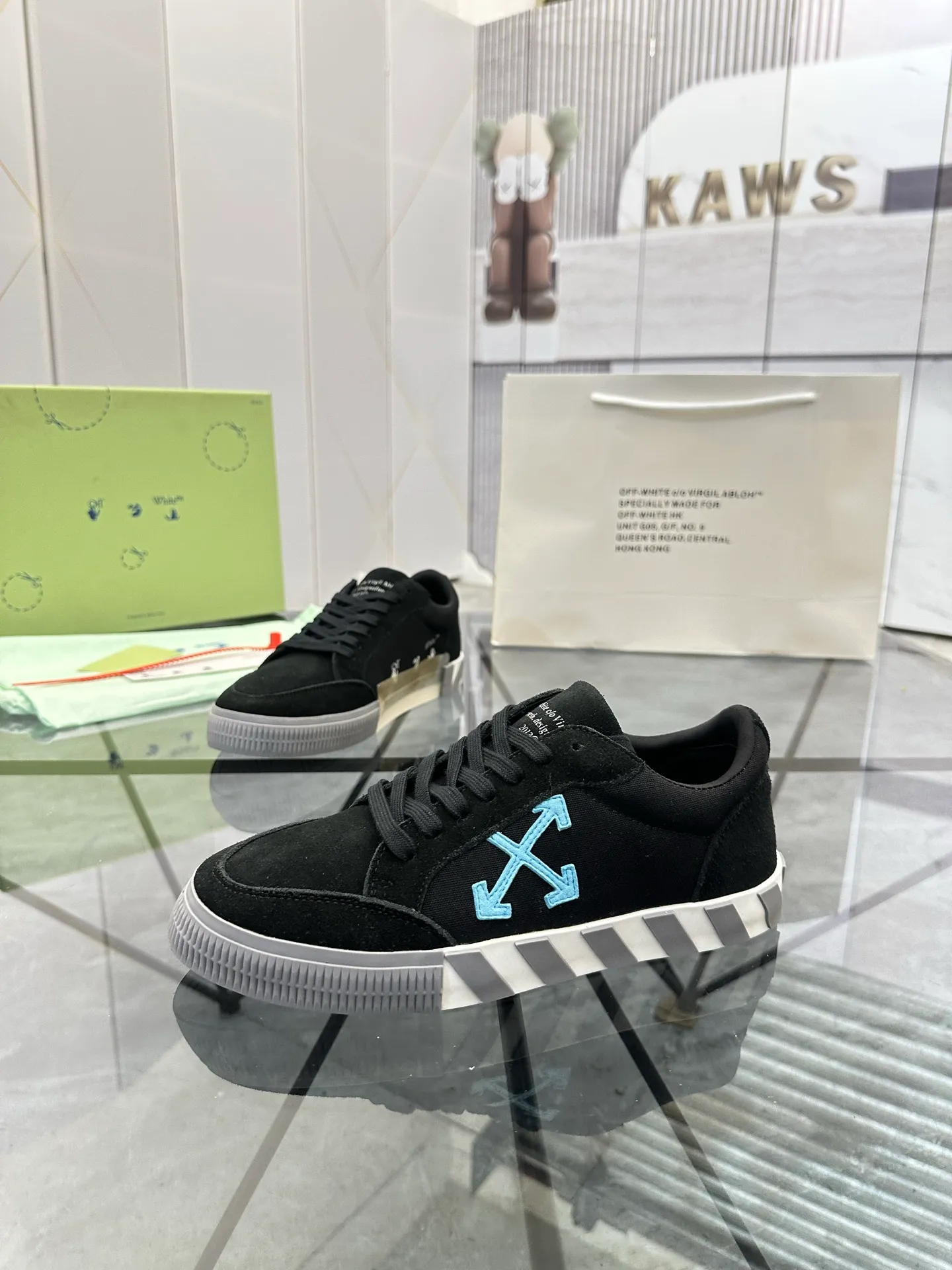Selling men's shoes 💰: 💰P440¥ Product trademark: OFF WHITE * "OFF WHITE*" low-top casual shoes Regular size: 35-45 (can be customized to 46) Couple style Product materials: imported nubuck leather upper spliced ​​with original fabric, breathable lining, original outsole. No.: H203
